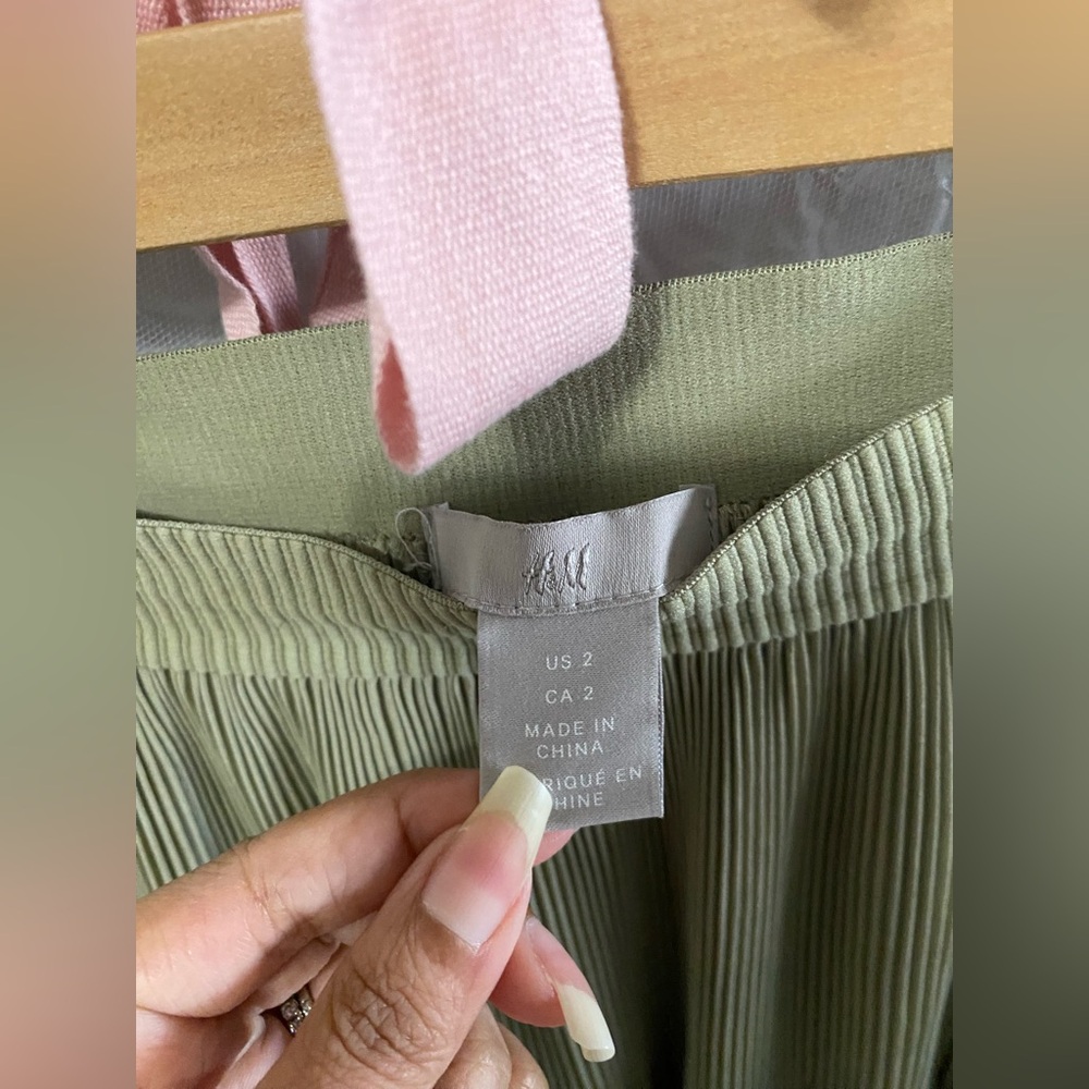 H&M SHEER Pleated Chiffon Midi Skirt – Olive Green – Size 2 (VGUC) * - Picture 6 of 8